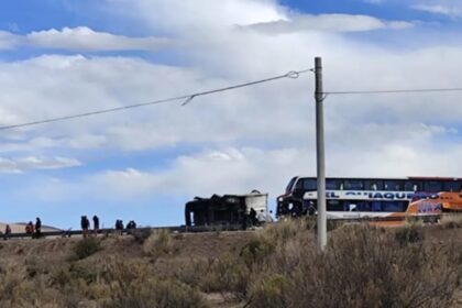 Un acoplado de camión chocó contra un colectivo en Tres Cruces