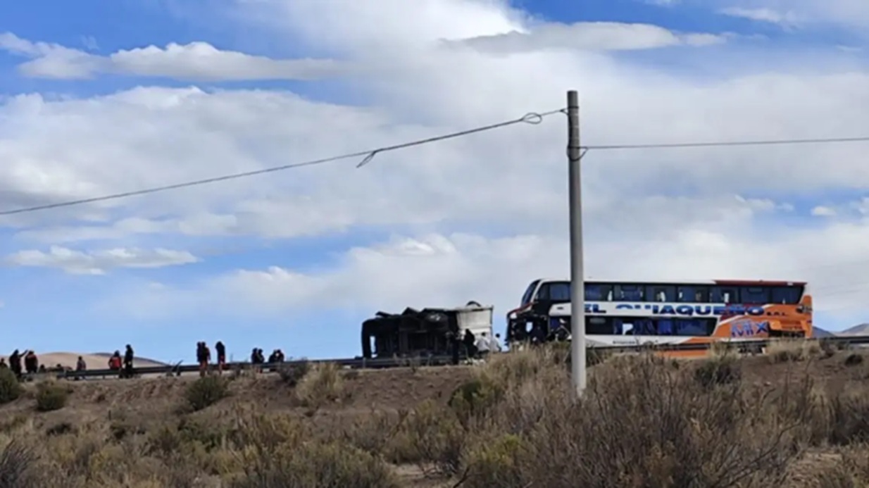 Un acoplado de camión chocó contra un colectivo en Tres Cruces