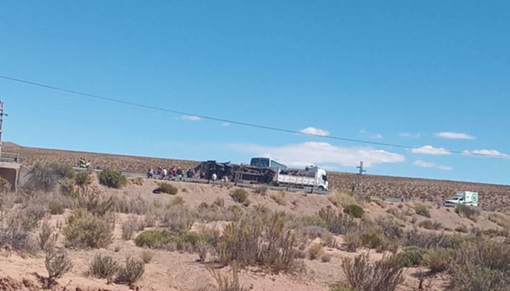 Un acoplado de camión chocó contra un colectivo en Tres Cruces