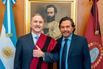 El gobernador de Salta Gustavo Sáenz y el embajador de Estados Unidos Peter Lamelas