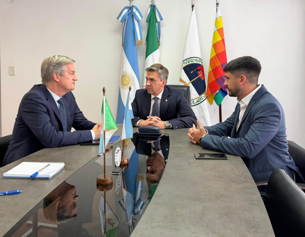El gobernador del Chaco, Leandro Zdero, junto a autoridades de la Agencia de Inversiones provincial, mantuvo una reunión con el embajador de la Unión Europea, Erik Høeg.