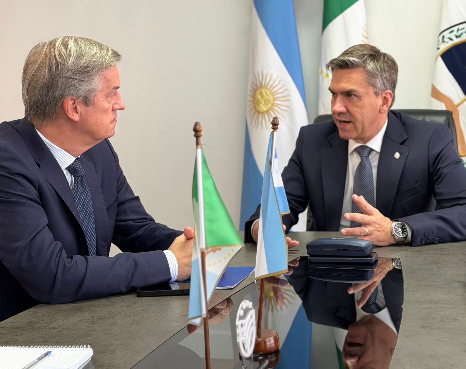 El gobernador del Chaco, Leandro Zdero, junto a autoridades de la Agencia de Inversiones provincial, mantuvo una reunión con el embajador de la Unión Europea, Erik Høeg.