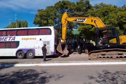 Un colectivo se hundió en el pavimento en la localidad de Chepes