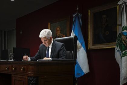 El gobernador Claudio Poggi