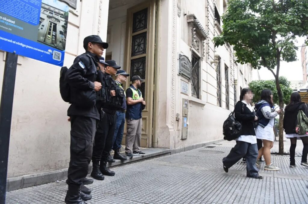 Policía en una escuela de Tucumán