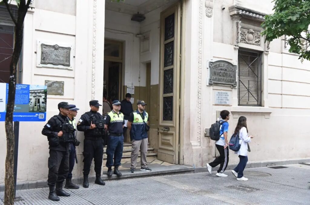 Tucumán: un alumno llevó un arma tumbera al curso