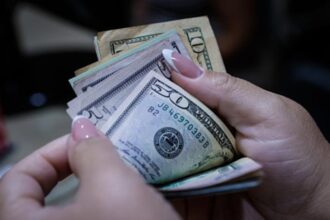 Presentan cambios en la Ley de Inocencia Fiscal para sacar más “dólares del colchón”