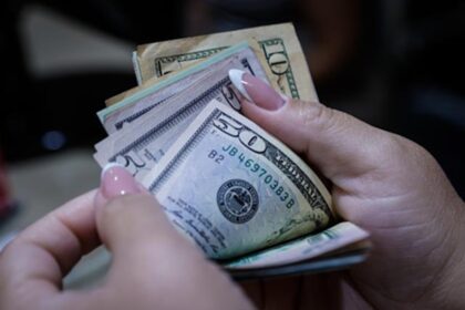 Presentan cambios en la Ley de Inocencia Fiscal para sacar más “dólares del colchón”