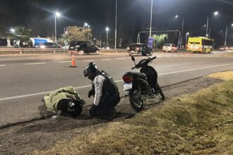 Un camión cisterna y golpeó a un motociclista en el Acceso Este