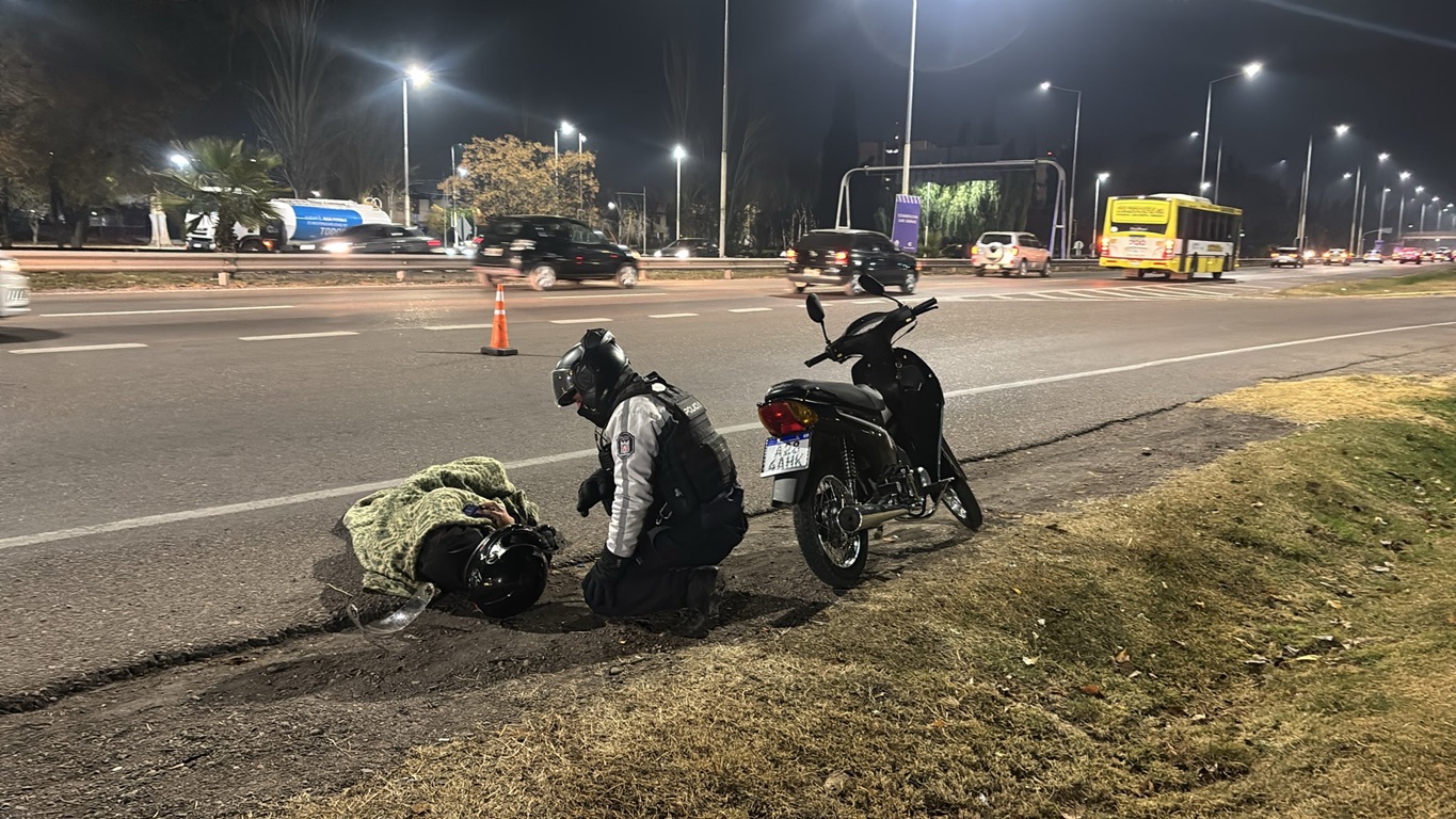 Un camión cisterna y golpeó a un motociclista en el Acceso Este