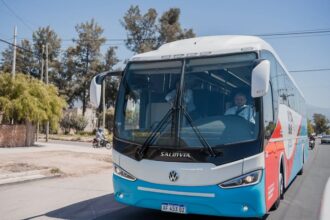 Un colectivo de pasajeros en La Rioja fue atacado a piedrazos