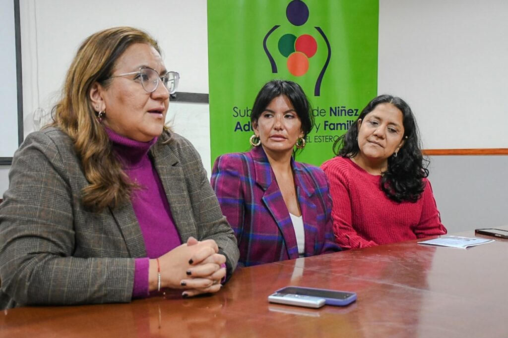 La titular de la Subnaf, Miriam Nallar; la directora del Registro Único de Adopción, Carolina Agüero, y la directora general de Protección Integral de Niñez y Adolescencia, Daniela Figueroa