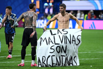 La historia detrás de la bandera de Malvinas que desplegó la Selección ante Inglaterra